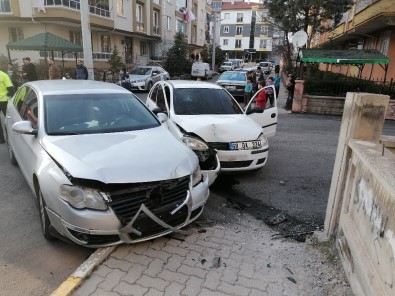 Aksaray'da 2 Otomobil Çarpıştı Açıklaması 4 Yaralı
