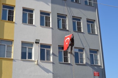 Deprem Tatbikatında Halatla Çatıdan İnerken Türk Bayrağı Açtılar