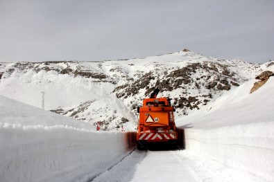 Nemrut Dağı'nın Kar Nedeniyle Kapanan Yolu Açılıyor