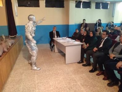 Selendi'de Öğrenciler Mehmet Akif Ersoy'un Şiirleriyle Yarıştı