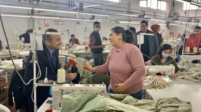 Tunceli'de Tekstilde Çalışan Kadınlara Vali Sonel'den Jest