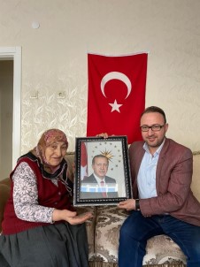 Fatma Teyzeye Erdoğan'ın Tablosu Hediye Edildi