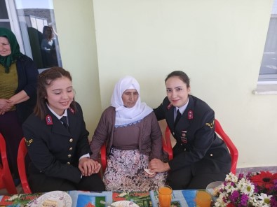 Jandarma'dan 107 Yaşındaki Nineye Kadınlar Günü Sürprizi