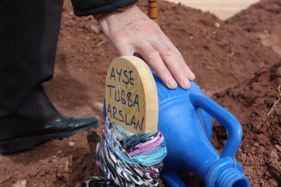 Kadınlar Günü'nde, Öldürülen Kızının Mezarında Gözyaşı Döktü