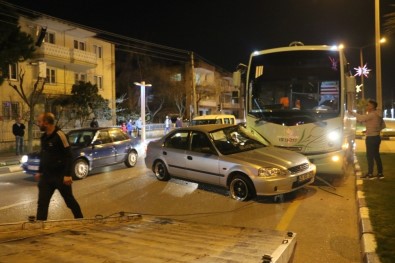 Manisa'da Halk Otobüsüyle Otomobil Çarpıştı