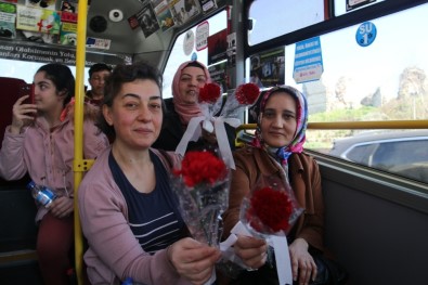 (ÖZEL) İstanbul'da Bugün Bu Minibüste Kadınlara Ulaşım Ücretsiz