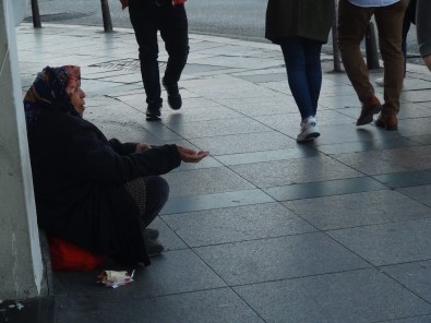 (Özel) Taksim'de Dilenci Kadın Yarım Günde 250 Lira Topladı