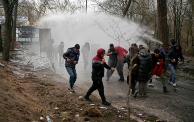 Yunanistan'ın Göçmenlere Yönelik Sert Müdahalesi Sürüyor