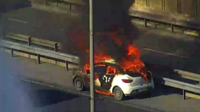 Bayrampaşa'da Seyir Halinde Araç Alev Aldı