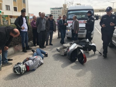 Bilecik'te Motosiklet İle Minibüs Çarpıştı, 2 Kişi Yaralandı