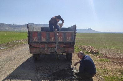 Mazıdağı'nda Muhtar Kendi İmkanlarıyla Köy Yolunu Onardı