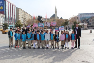 Şehit Ömer Halis Demir, İlkokulu Öğrencileri Kadın Esnafa Karanfil Dağıttı