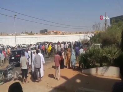 Sudan Başbakanının Konvoyuna Bomba Yüklü Araçla Saldırı