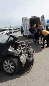 Tokat'ta Kavşakta Otomobille Kamyonet Çarpıştı Açıklaması 3 Yaralı