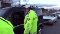 GÖLBAŞI - Adıyaman'da Uygulama Yapan Ekipler Sürücü Ve Yolcuların Ateşini Ölçüyor