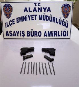 Alanya'da Şüphelilerin Üzerinden Ruhsatsız Tabanca Çıktı