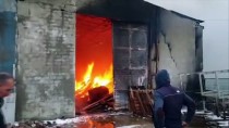 YANGINA MÜDAHALE - Edirne'de Mobilya Mağazasında Yangın