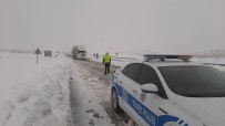 KARAYOLLARI - Elazığ'da Kar Etkili Oldu, Polis 'Evde Kalın' Uyarısı Yaptı