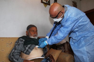 Evinden Çıkamayan Yaşlıların Ayağına Doktor Ve Hemşire Hizmeti