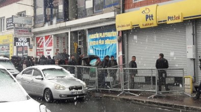 Hakkari'de İhtiyaç Sahiplerine Biner TL Ödenmeye Başlandı