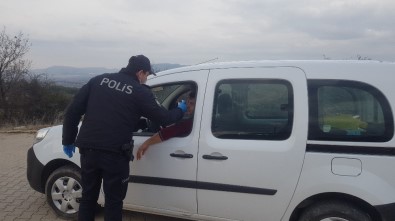 İlçe Girişinde Sürücüler Kızılötesi Ateş Ölçerler İle Kontrol Ediliyor