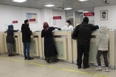 İstanbul'da Vatandaşlar Bin TL Yardım Parasını Almaya Başladı