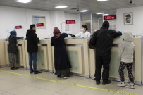 ZEHRA ZÜMRÜT SELÇUK - İstanbul'da Vatandaşlar Bin TL Yardım Parasını Almaya Başladı