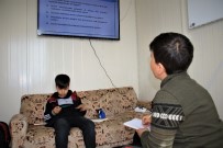 FEN BILGISI - Konteyner Evlerdeki Öğrenciler, Televizyon Ve İnternetten Derslerini İşlemeye Başladı