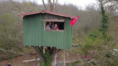 (Özel) Korona Virüsten Korunmak İçin Ormanın Ortasındaki Ağaç Üzerine Kurdukları Evde Kalıyorlar