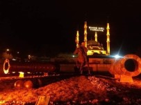 Selimiye Camii'ne 'Evde Kal Türkiye' Yazılı Mahya Asıldı