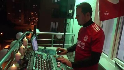 Sivas'ta Amatör Müzisyen Evde Kalanlar İçin Balkondan Konser Verdi