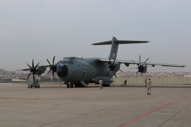 Tıbbi Yardım Taşıyan Askeri Uçak Madrid'e İndi