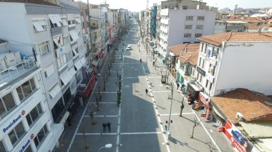 Uşak'ın En İşlek Caddesi Bariyerlerle Kapatıldı, İnsan Yoğunluğu Azaldı