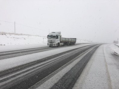 2225 Rakımlı Kurubaş Geçidi'nde Kar Yağışı