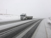 2225 Rakımlı Kurubaş Geçidi'nde Kar Yağışı