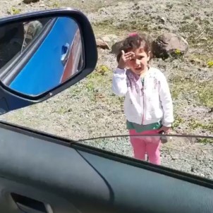 Artvin'de Jandarmaya Selam Veren Minik Kız Yürekleri Isıttı