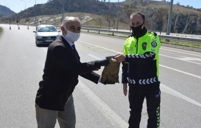 Başkan Özdemir'den Polislere Hediye