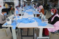 Bolu'da, Giyim İşi Yapan Fabrika Günlük 15 Bin Maske Dikiyor Haberi