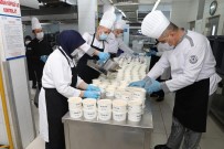 Büyükşehir'den Sokağa Çıkamayan 2 Bin 500 Kişiye Her Gün İki Öğün Sıcak Yemek