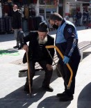 Tekkeköy'de Sokağa Çıkan Yaşlılar Evlerine Götürüldü