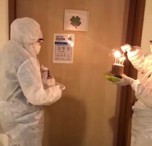Doktorlardan Korona Virüs Hastasına Doğum Günü Sürprizi