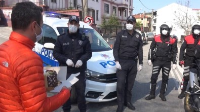 Gazetecilerden Polis Ekiplerine Sürpriz Kutlama