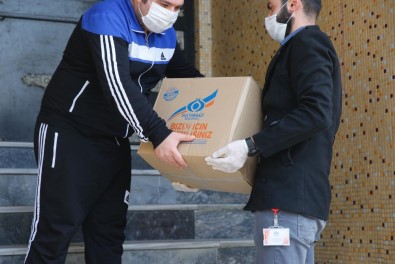 Sultangazi'de Zabıta Ekipleri Kapı Kapı Ekmek Dağıttı