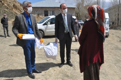 Yüksekova Esendere Belediyesinden 500 Aileye Gıda Yardımı