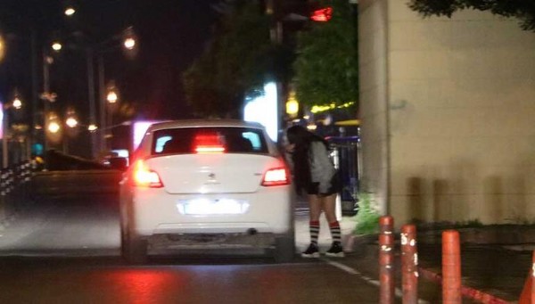 Yasağa rağmen caddede fuhuş pazarlığı