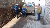 Cizre'de Boş Alanlarda Biriken Çöpler Toplandı