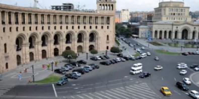 Ermenistan’da görülmemiş olay! Parlamento binasının önünde ağzını dikti