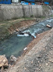 Giresun'da Kamyonet Dereye Yuvarlandı Açıklaması 1 Ölü