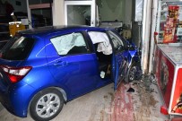 Aksaray'da Kontrolden Çıkan Otomobil Tüpçü Dükkanına Girdi