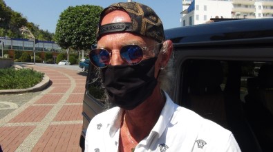 Kapı Kapı Dolaşıp İhtiyaç Sahiplerine Para Dağıttı